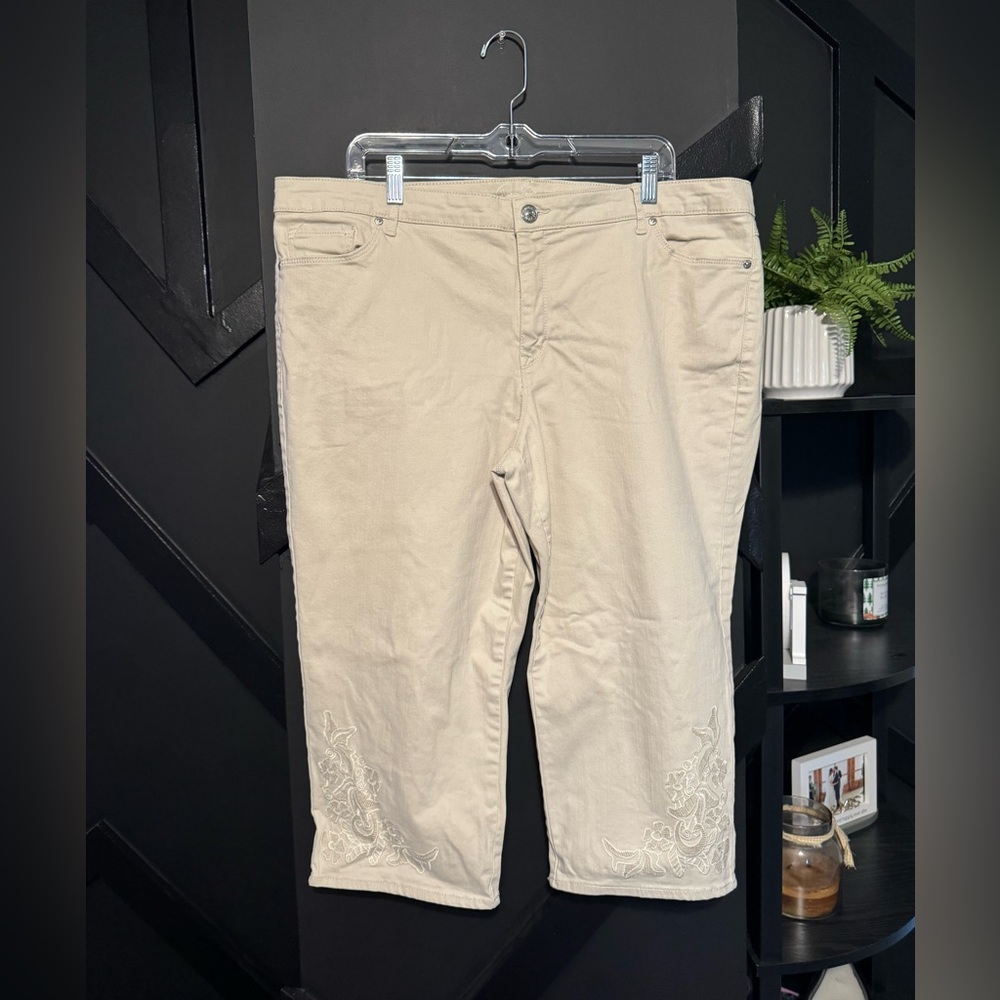 🎄5 for $20 Gloria Vanderbilt Women’s Capris – Size 16W – Beige with Embroidered